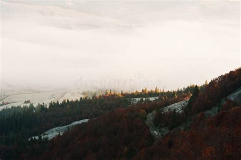  Gezicht op de Herfstbergen! Een Betoverende Blend van Calligrafie en Landschapskunst